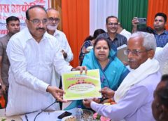 Minister Dinesh Pratap Singh Engages with Potato Farmers at Buyer-Seller Conference in Barabanki