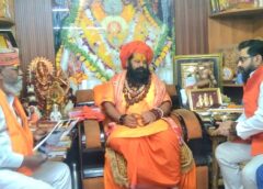 Mahant Raju Das Honours Hindu Mahasabha Leader Dr. Siddharth Bhattacharya with ‘Bajrangi’ Title in Ayodhya