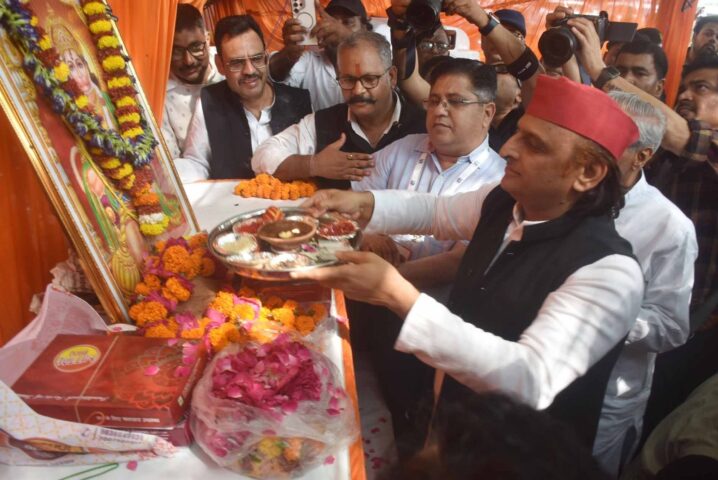 Akhilesh Yadav, Bada Mangal Lucknow, Hanuman Bhandaara, Lucknow News, Samajwadi Party, बड़े मंगल, अखिलेश यादव, लखनऊ समाचार, हजरतगंज भंडारा, फोटो जर्नलिस्ट एसोसिएशन, Hanuman Ji Puja, Ganga Jamuni Tehzeeb, Uttar Pradesh News, Political News UP, Raj Bhavan Temple Lucknow, Bhandaara News, Social Harmony India, Religious Event Lucknow, Akhilesh Yadav News, UP Politics, Bhajan Kirtan Lucknow, Public Event News