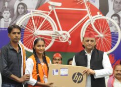 Akhilesh Yadav Honours Board Toppers with Laptops in Lucknow
