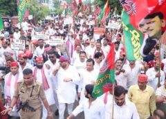 SP Holds ‘Jan Akrosh Padyatra’ in Gonda, Submits 22-Point Memorandum to District Administration