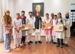 Akhilesh Yadav Felicitates Gorakhpur Toppers with Laptops